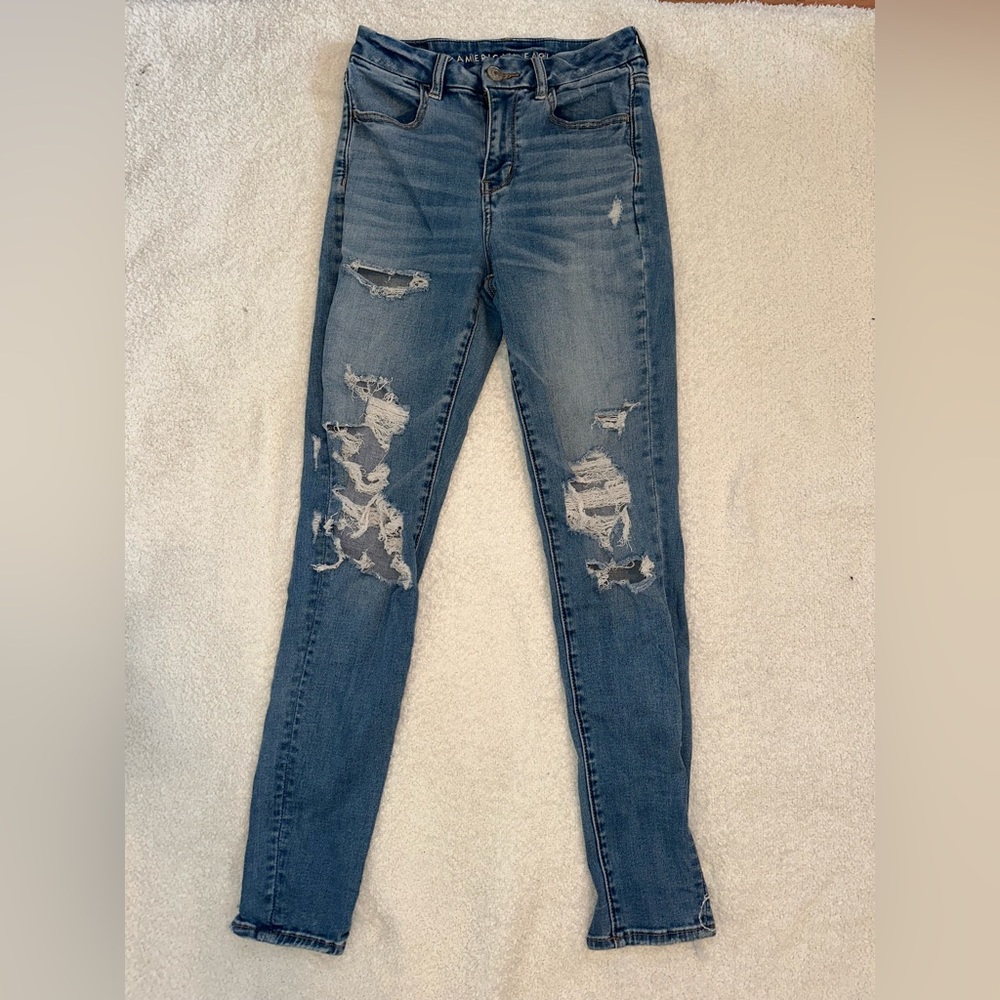 American eagle distressed high rise jeggings.👖 Size 4 long.